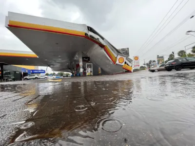 Imagem ilustrativa da imagem Cobertura de posto de combustíveis desaba com forte chuva em Londrina