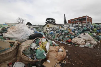 Com barracões lotados, as cooperativas justificam os problemas na coleta dos resíduos : aumento na demanda e falta de comercialização de vários materiais