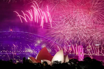 A Austrália iniciou o seu conhecido espetáculo de queima de fogos na baía de Sydney, com o icônico prédio da Ópera House como cenário