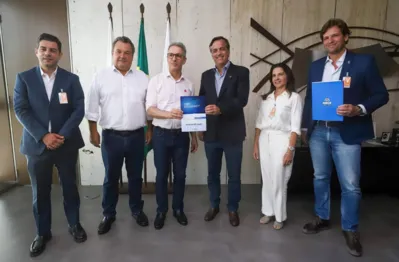 Imagem ilustrativa da imagem Com o Governador de Minas