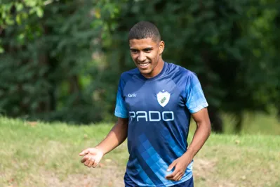 Recuperado de uma pancada no tornozelo sofrida no jogo contra o Maringá, o atacante Peu tem presença garantida no confronto contra o Atlético, no sábado