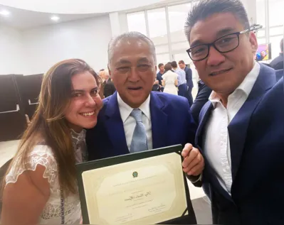 O homenageado ladeado pela nora Carolina Junqueira Miguita e pelo filho, Marco César Miguita, médico hemodinamicista