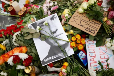 Pessoas depositaram flores e velas num memorial frente à embaixada russa em Berlim, após a morte do crítico mais proeminente do Kremlin, Alexei Navalny, numa prisão no Ártico