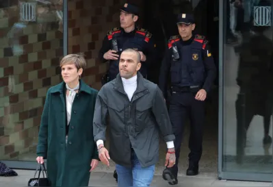 Segundo a imprensa espanhola, Daniel Alves teria sido recebido com festa após ganhar a liberdade no último dia 26