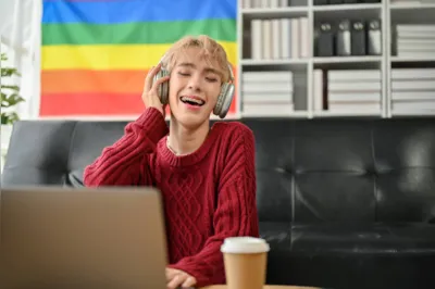 Audiolivros escritos e narrados por transexuais estão no catálogo da Audible que tem, ao todo, mais de 600 mil obras