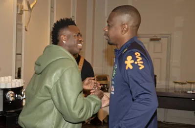Vinicius Jr cumprimenta Juan, coordenador da seleção, em Londres:  "Feliz de estar aqui (na seleção) mais uma vez. A emoção é como se fosse a primeira"