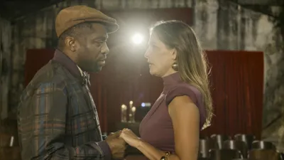 Mário (Lázaro Ramos) se declara para Lara (Deborah Secco)