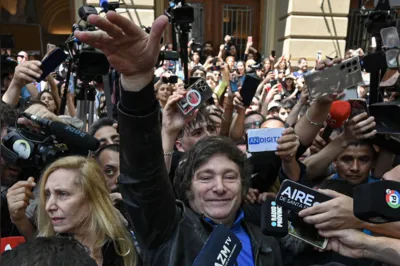 Considerado o favorito pelas pesquisa, o candidato Javier Milei, aompanhado da irmã Karina Milei, votou em Buenos Aires
