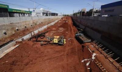 Imagem ilustrativa da imagem Empresa pede à prefeitura para entregar trincheira em abril