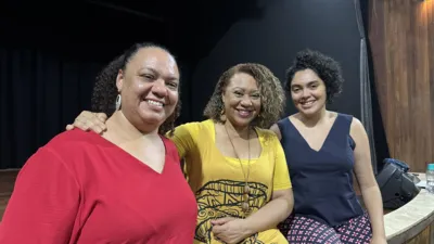 As cantoras Edneia e Edna D'Oliveira com a diretora do espetáculo Carin Louro: resgate da música lírica preta através da história do Brasil com ecos na atualidade