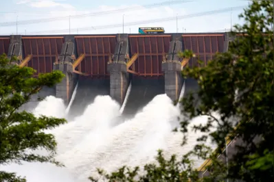 Imagem ilustrativa da imagem Excesso de chuva obriga Itaipu a abrir vertedouro nesta quarta-feira