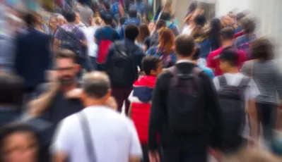 De acordo com o IBGE, a esperança de vida ao nascer no ano passado continuou maior entre as mulheres (79 anos) do que entre os homens (72 anos)