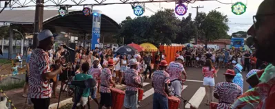 Explode Coração: única escola de samba do carnaval de Londrina percorreu os bairros e terminou a folia no Jardim Santa Rita