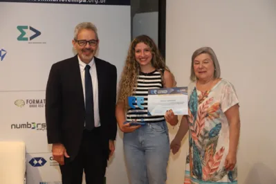 Jéssica Sabbadini recebe o prêmio entregue pelo presidente da Femipa, Charles London, e pela
superintendente Rosita Márcia Wilner