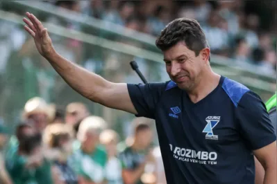 O Paraná Clube, do técnico Tcheco, vai estrear na Vila Capanema diante do Nacional no dia 4 de maio