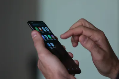 Smartphone, celular,  em uso.