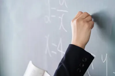 Segundo o relatório, os dados mostram que, globalmente, escolas com déficit de docentes registraram desempenho menor em matemática