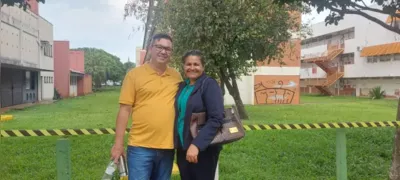 Jean e Regilene Fal aguardam a filha Danielle, que tenta uma vaga para Medicina