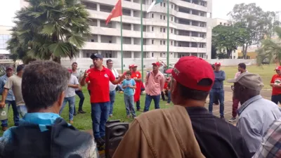 Imagem ilustrativa da imagem Famílias do Eli Vive protestam contra situação de estradas do assentamento