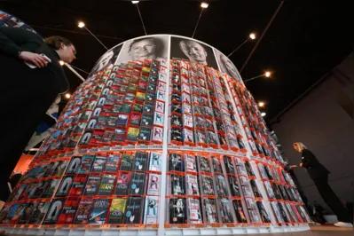Autores de vários países estão na maior feira de livros do mundo, em Frankfurt, mas há protestos por cancelamento da autora palestina Adania Shibli
