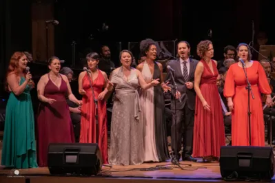 O Grupo Vocal Entre Nós, sob a regência de Flávio Collins, volta ao palco do Teatro Ouro Verde para apresentar músicas dos grandes espetáculos da Broadway