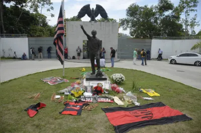 Fãs prestam homenagem aos jogadores vítimas da tragédia no Centro de Treinamento do Flamengo, o Ninho do Urubu, em 2019
