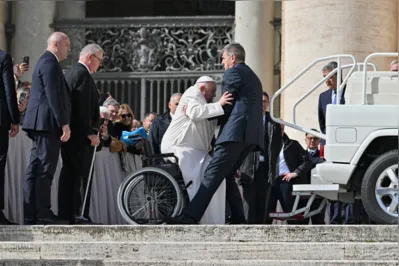 O religioso costuma usar uma cadeira de rodas em suas aparições públicas devido a dores persistentes no joelho