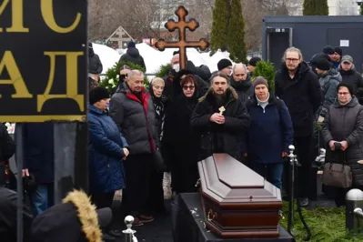 Lyudmila Navalnaya (centro) e Anatoly Navalny (segundo à esquerda), pais do falecido líder da oposição russa, choram ao lado do caixão durante cerimônia fúnebre no cemitério Borisovo, no distrito de Maryino, em Moscou