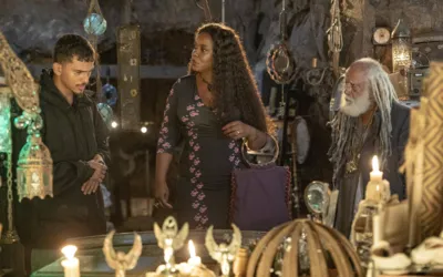 Maria Navalha (Olivia Araujo) maravilhada diante do baú do tesouro. Merreca (Ruan Aguiar) conta como conseguiu pegar o baú