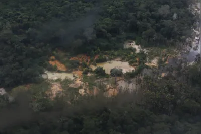 Áreas de garimpo ilegal na Terra Indígena Yanomami vistas em sobrevoo ao longo do rio Mucajaí, em Roraima