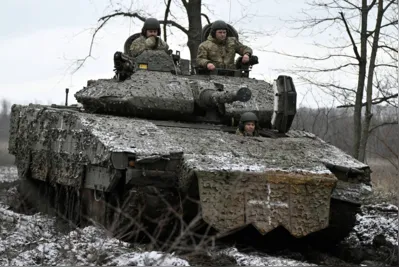 Tanque de guerra das forças ucranianas em deslocamento para combate na região de Donetsk