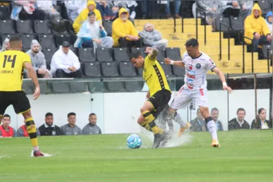 PONTA GROSSA,PR,08.10.2023:OPERÁRIO-SÃO-BERNARDO-CAMPEONATO-BRASILEIRO-SÉRIE-C - Lance durante partida entre Operário- PR e São Bernardo, válida pelo Campeonato Brasileiro Série C, realizada na cidade de Ponta Grossa, PR, neste domingo, 08. (Foto: Danilo Schleder/Futura Press/Folhapress)