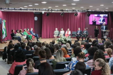 A a ausência de mulheres em posições de liderança não apenas mantém um ciclo de desigualdade e sub-representação, mas também compromete a legitimidade democrática