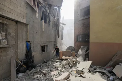 Cidade da Faixa de Gaza atacada por Israel em retaliação ao mega-ataque do Hamas