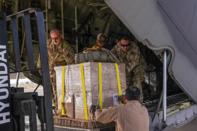 Avião americano é carregado com ajuda humanitária para Gaza em base áerea na Jordânia