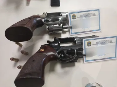 Na casa do suspeito, polícia apreendeu duas armas de fogo com registro vencido e munições de uso restrito