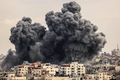 Fumaça toma conta da região em Gaza onde prédios foram atingidos durante ataque aéreo israelense
