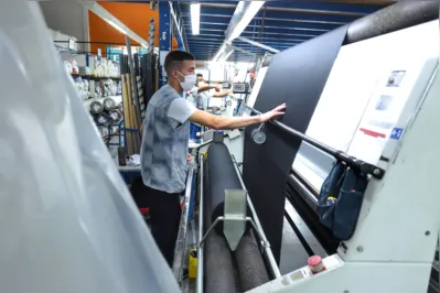 Os setores que mais empregaram mão de obra jovem no Paraná ao longo de 2023 foram serviços e indústria
