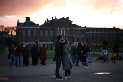 Casal se abraça do lado de fora do Palácio de Kensington, em Londres, “residência oficial” de Kate Middleton e do príncipe William
