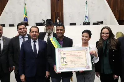 Imagem ilustrativa da imagem Kléberson recebe título de  Cidadão Benemérito do Paraná