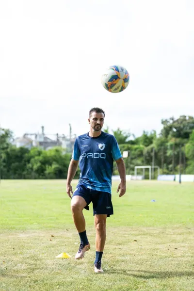 Rafael Longuine bate bola no treino do LEC: jogador se destacou no Santos e Coritiba