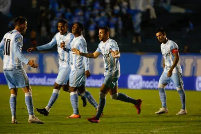 Imagem ilustrativa da imagem LEC volta a vencer após 7 jogos e mantém aparelhos ligados
