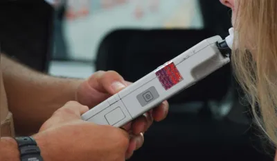 Comete infração de trânsito quem é flagrado com 0,05 mg/l até 0,33 mg/l (miligrama de álcool por litro de ar alveolar). A partir de 0,34 mg/l é crime de trânsito