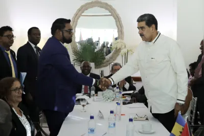 O ditador da Venezuela, Nicolás Maduro, e o presidente da Guiana, Irfaan Ali, se reuniram pela primeira vez em São Vicente e Granadinas