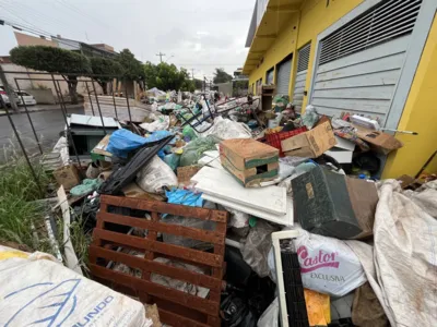Imagem ilustrativa da imagem Lixo acumulado em calçada gera medo e indignação na zona leste
