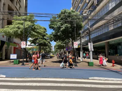 Imagem ilustrativa da imagem Lojas abertas na véspera do Natal atraem consumidores para o centro
