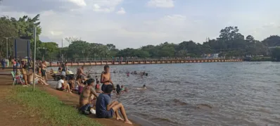 À procura de uma fresca, a população de Londrina e região elege o Lago Igapó como o ponto onde é possível se livrar do calor que chegou a 40 graus no domingo