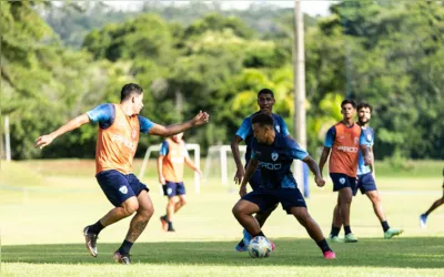 O técnico Emerson Ávila aguarda a regularização dos jogadores para escalar time para enfrentar o Operário
