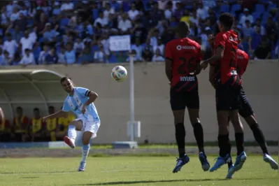 Imagem ilustrativa da imagem Londrina coloca Athletico no bolso e sai na frente pela vaga na semi