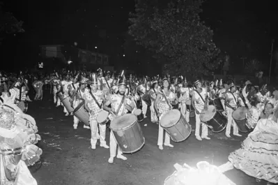Carnaval antigo: desfile de rua em Londrina (sem identificação de data) com uma bateria de rapazes bons de samba